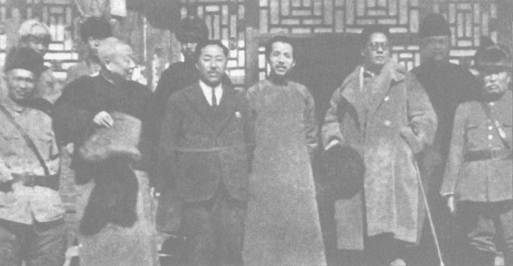 1933年2月18日，张学良、宋子文在热河视察时合影 (前排左起: 孙殿英、朱庆澜、张作相、张学良、宋子文、汤玉麟)